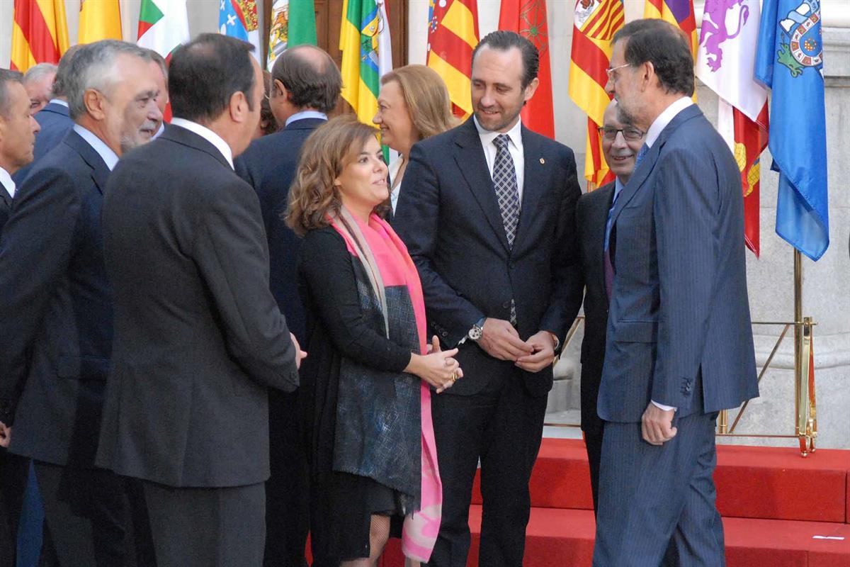2/10/2012. Mariano Rajoy preside la V Conferencia de Presidentes. Mariano Rajoy charla con la vicepresidenta del Gobierno, el ministro de Ec...