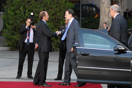 2/10/2012. Mariano Rajoy preside la V Conferencia de Presidentes. El presidente de la Cámara Alta, Pío García Escudero, saluda a Mariano Raj...