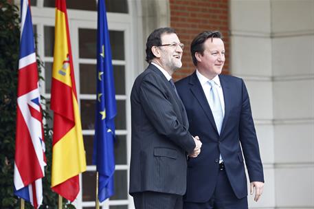 8/04/2013. Rajoy recibe al primer ministro británico. El presidente del Gobierno, Mariano Rajoy, saluda al primer ministro británico, David ...