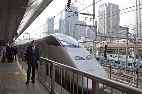3/10/2013. Viaje del presidente del Gobierno a Japón. El presidente del Gobierno, Mariano Rajoy, llega a la estación de Tokio para tomar el ...