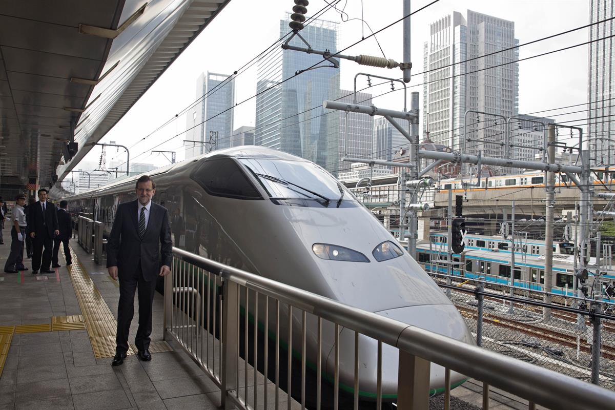 3/10/2013. Viaje del presidente del Gobierno a Japón. El presidente del Gobierno, Mariano Rajoy, llega a la estación de Tokio para tomar el ...