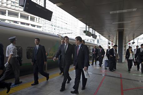 3/10/2013. Viaje del presidente del Gobierno a Japón. El presidente del Gobierno, Mariano Rajoy, llega a la estación de Tokio para tomar el ...