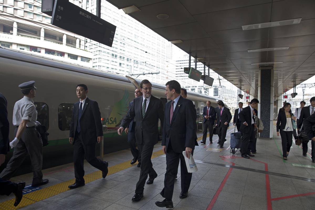 3/10/2013. Viaje del presidente del Gobierno a Japón. El presidente del Gobierno, Mariano Rajoy, llega a la estación de Tokio para tomar el ...