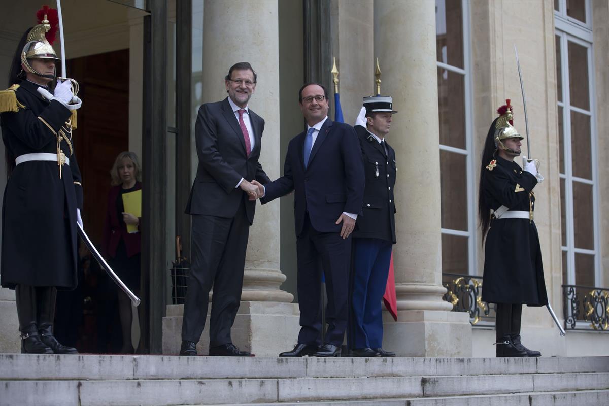 1/12/2014. Rajoy asiste a la XXIV Cumbre Franco-Española. El presidente del Gobierno, Mariano Rajoy, saluda al presidente francés, François ...