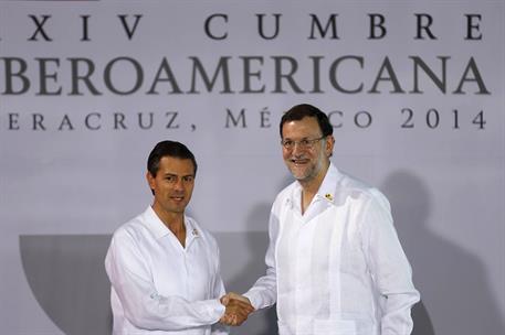 8/12/2014. XXIV Cumbre Iberoamericana. Rajoy y Peña Nieto. Saludo entre el presidente del Gobierno español, Mariano Rajoy, y el presidente d...