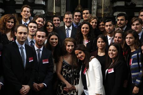23/10/2014. Rajoy asiste a la apertura del curso del Colegio de Europa. El presidente del Gobierno, Mariano Rajoy, con estudiantes del Coleg...