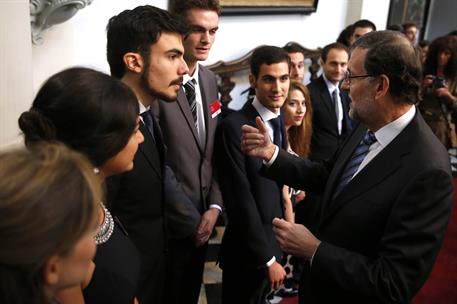 23/10/2014. Rajoy asiste a la apertura del curso del Colegio de Europa. El presidente del Gobierno, Mariano Rajoy, con estudiantes del Coleg...