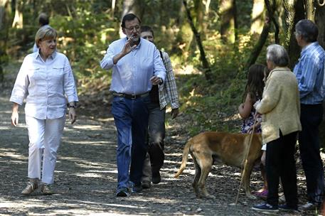 24/08/2014. Rajoy y Merkel en un tramo del Camino de Santiago. El presidente del Gobierno, Mariano Rajoy, y la canciller de la República Fed...