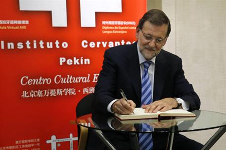 26/09/2014. Rajoy en el Instituto Cervantes de Pekín. El presidente del Gobierno, Mariano Rajoy, firma en el libro de honor del Instituto Ce...