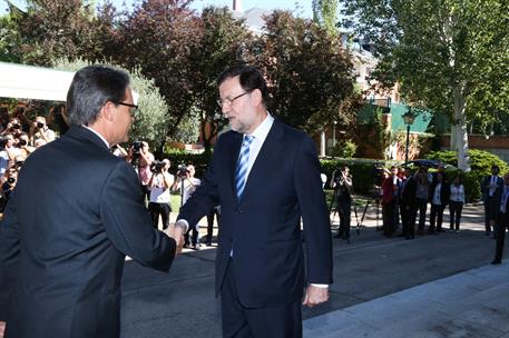 30/07/2014. Rajoy recibe al presidente de la Generalitat catalana. El presidente del Gobierno, Mariano Rajoy, saluda en La Moncloa al presid...