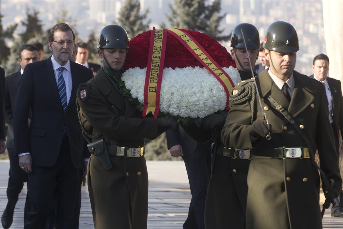 11/02/2014. Rajoy asiste a la V Reunión de Alto Nivel turco-española. El presidente del Gobierno, Mariano Rajoy, realiza una ofrenda floral ...
