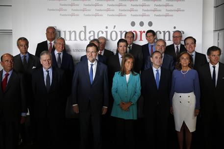 12/06/2014. Rajoy visita el Centro de Investigaciones Cardiovasculares Carlos III. Foto de familia de la visita del presidente del Gobierno ...