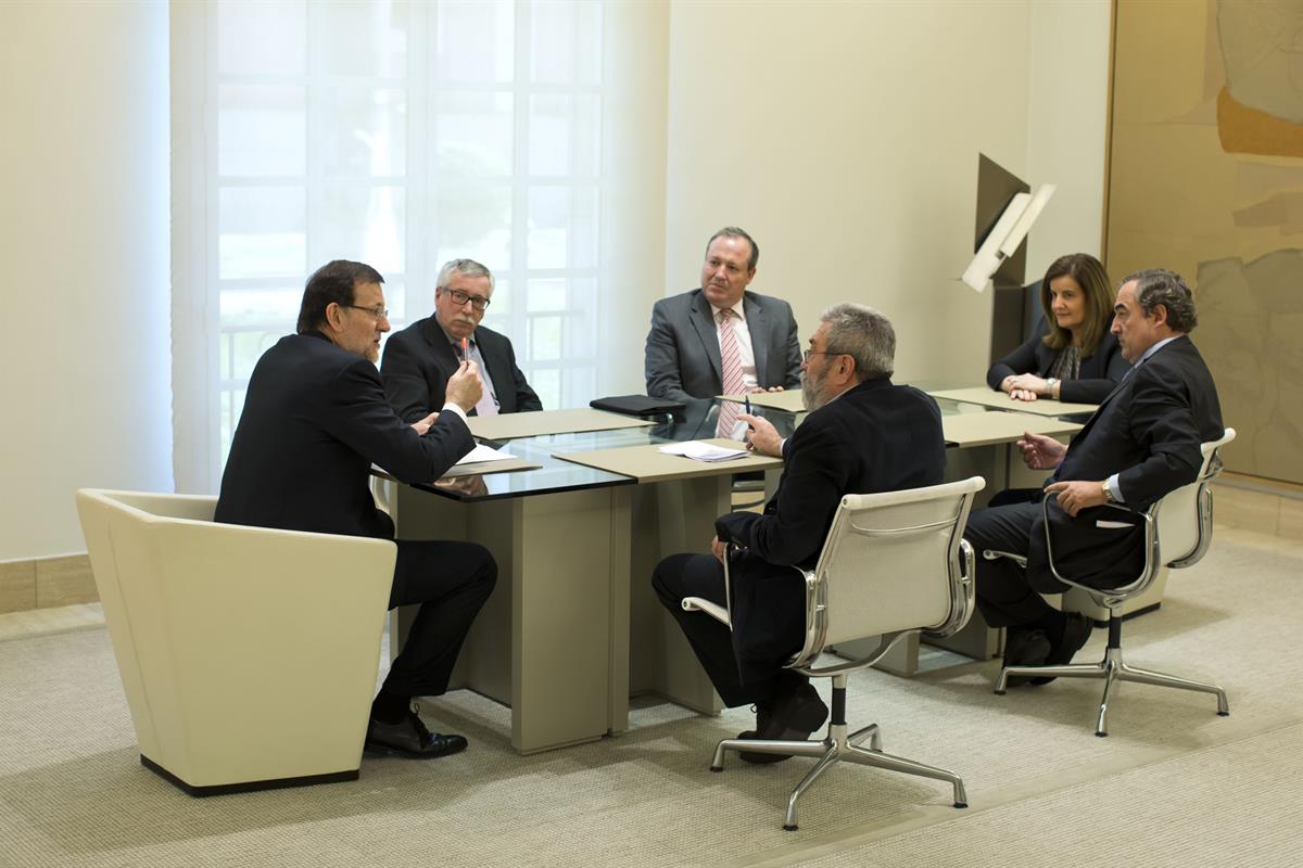 18/03/2014. Rajoy se reúne en La Moncloa con los interlocutores sociales. El presidente del Gobierno, Mariano Rajoy, junto a la ministra de ...