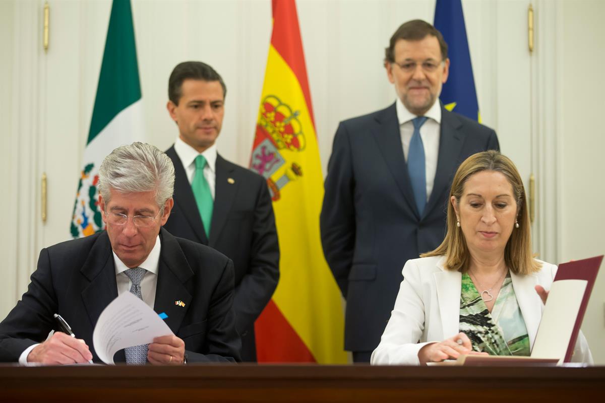 10/06/2014. Firma de acuerdos entre España y México. La ministra de Fomento española y el secretario de comunicaciones y transportes de Méxi...