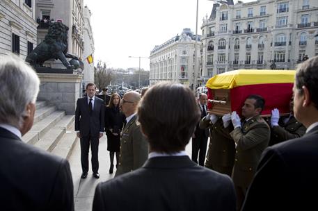 24/03/2014. Rajoy asiste a la capilla ardiente de Adolfo Suárez. El presidente del Gobierno, Mariano Rajoy, recibe el féretro con los restos...