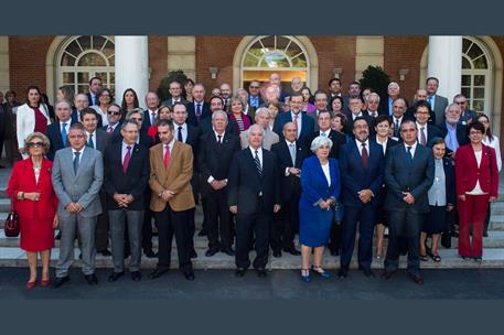 1/10/2015. Rajoy presenta el Marco de Actuación para las Personas Mayores. El presidente del Gobierno, Mariano Rajoy, en la foto de familia ...