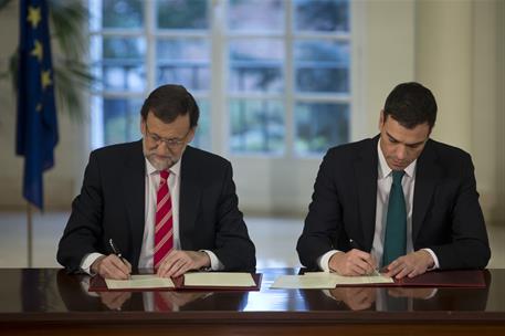 2/02/2015. Firma del acuerdo contra el terrorismo. El presidente del Gobierno, Mariano Rajoy, y el secretario general del PSOE, Pedro Sánche...