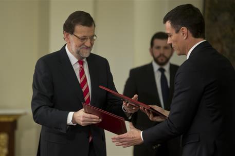 2/02/2015. Firma del acuerdo contra el terrorismo. El presidente del Gobierno, Mariano Rajoy, y el secretario general del PSOE, Pedro Sánche...