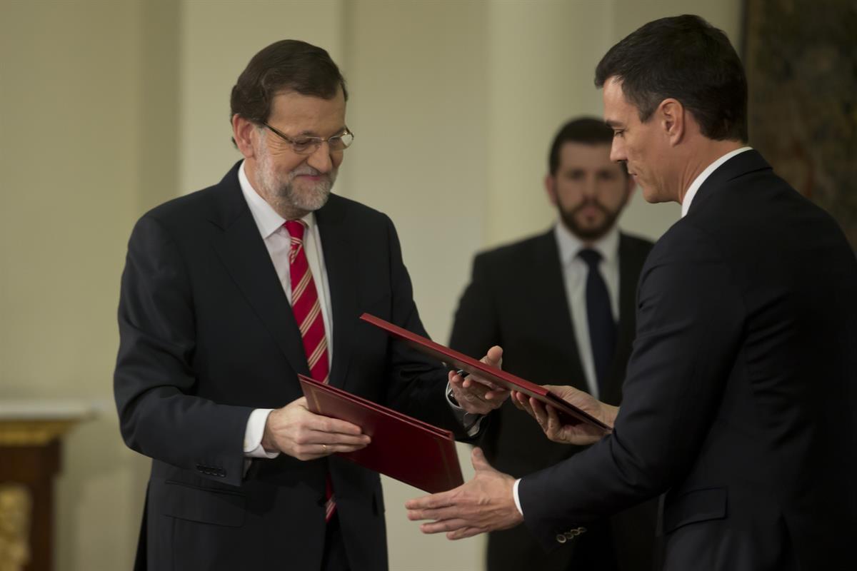 2/02/2015. Firma del acuerdo contra el terrorismo. El presidente del Gobierno, Mariano Rajoy, y el secretario general del PSOE, Pedro Sánche...