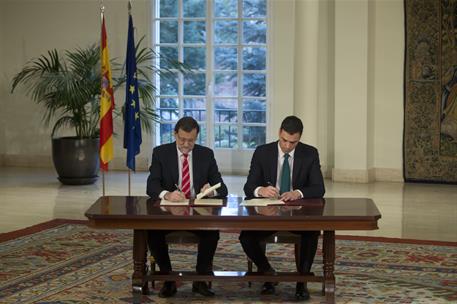 2/02/2015. Firma del acuerdo contra el terrorismo. El presidente del Gobierno, Mariano Rajoy, y el secretario general del PSOE, Pedro Sánche...