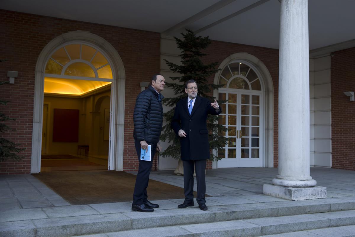 3/12/2015. Rajoy, en el programa "El cascabel" de 13TV. El presidente del Gobierno, Mariano Rajoy, recibe a Antonio Jiménez, director y pres...