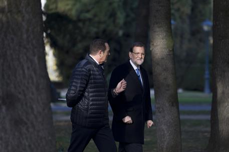 3/12/2015. Rajoy, en el programa "El cascabel" de 13TV. El presidente del Gobierno, Mariano Rajoy, pasea por los jardines de La Moncloa, jun...