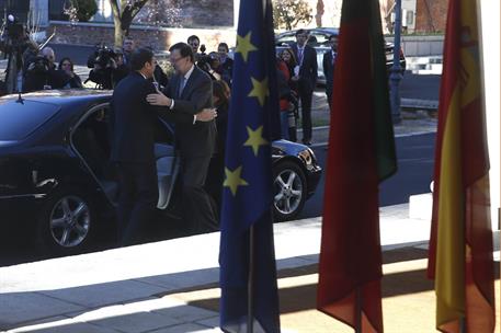4/03/2015. Cumbre sobre interconexiones energéticas europeas. El presidente del Gobierno, Mariano Rajoy, saluda al primer ministro de la Rep...