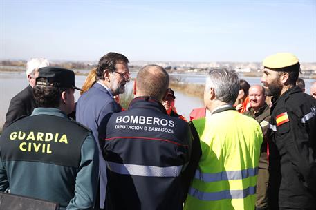 6/03/2015. Rajoy visita la zona de inundaciones del río Ebro. El presidente del Gobierno, Mariano Rajoy, saluda a los jefes de los equipos q...