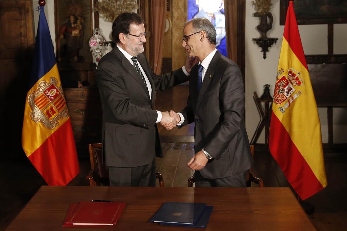 8/01/2015. Viaje del presidente del Gobierno al Principado de Andorra. El presidente del Gobierno, Mariano Rajoy, saluda al presidente de Go...