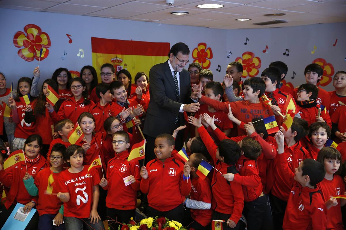 8/01/2015. Viaje del presidente del Gobierno al Principado de Andorra. El presidente del Gobierno, Mariano Rajoy, posa con los alumnos duran...