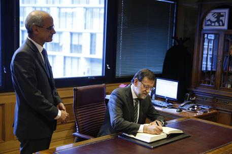 8/01/2015. Viaje del presidente del Gobierno al Principado de Andorra. El presidente del Gobierno español, Mariano Rajoy, firma en el libro ...