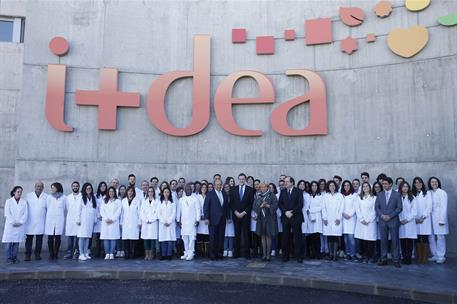 9/02/2015. Rajoy visita el Centro i+dea del Grupo Siro. El presidente del Gobierno, Mariano Rajoy, en la fotografía de familia con los emple...