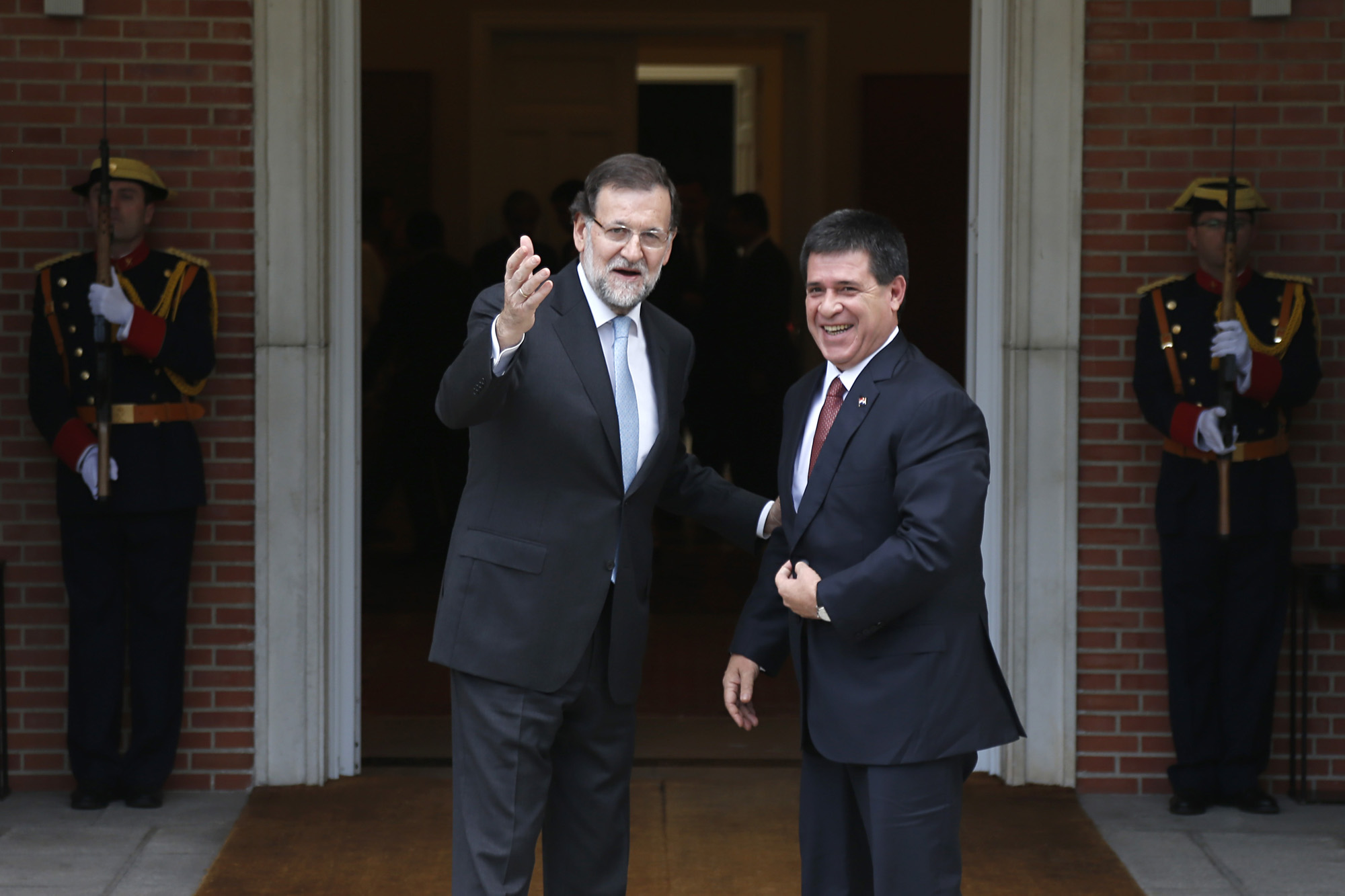 Rajoy junto al presidente de Paraguay, Horacio Cortés 