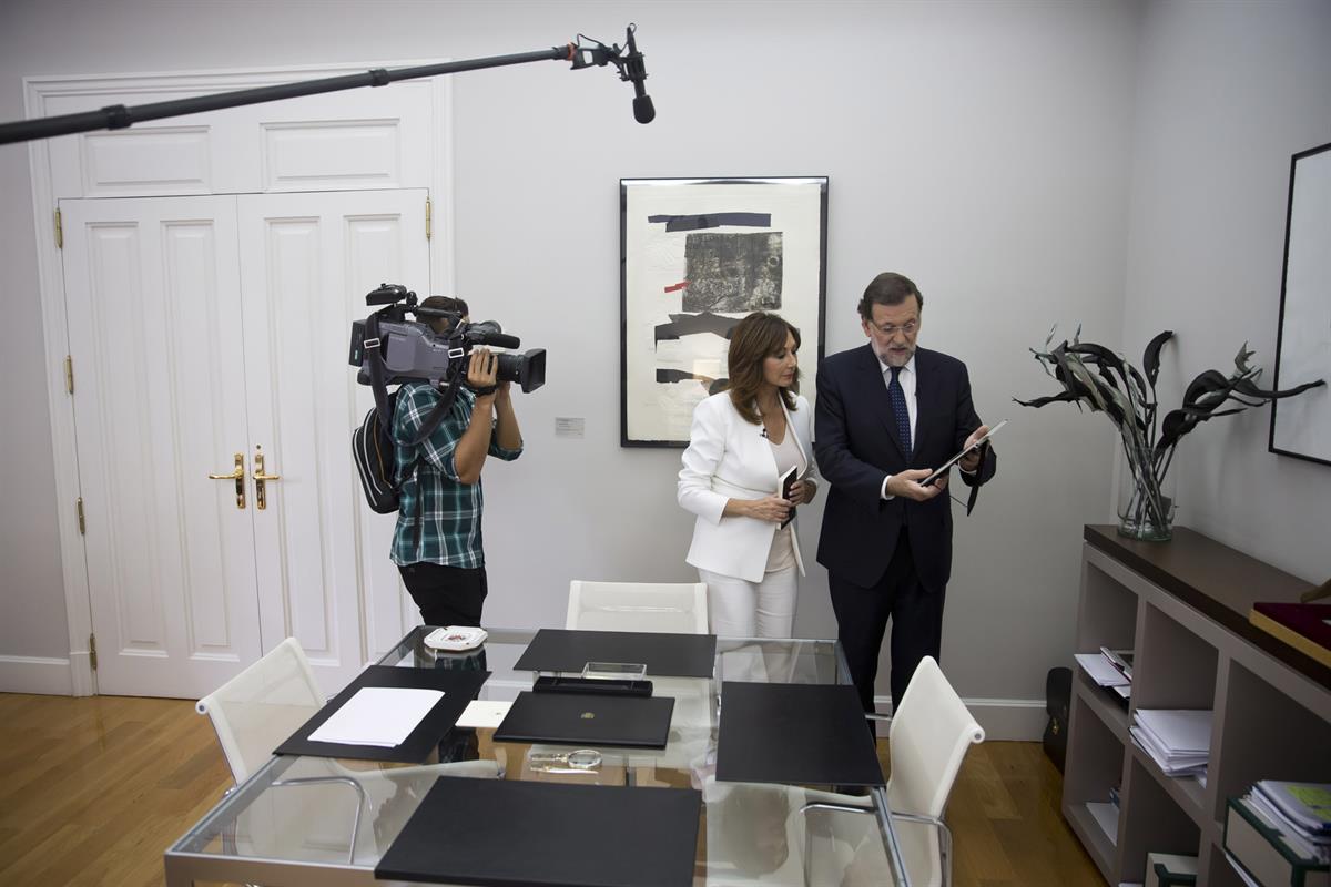 14/09/2015. Mariano Rajoy, en "El programa de Ana Rosa" de Telecinco. El presidente del Gobierno, Mariano Rajoy, muestra a la periodista alg...
