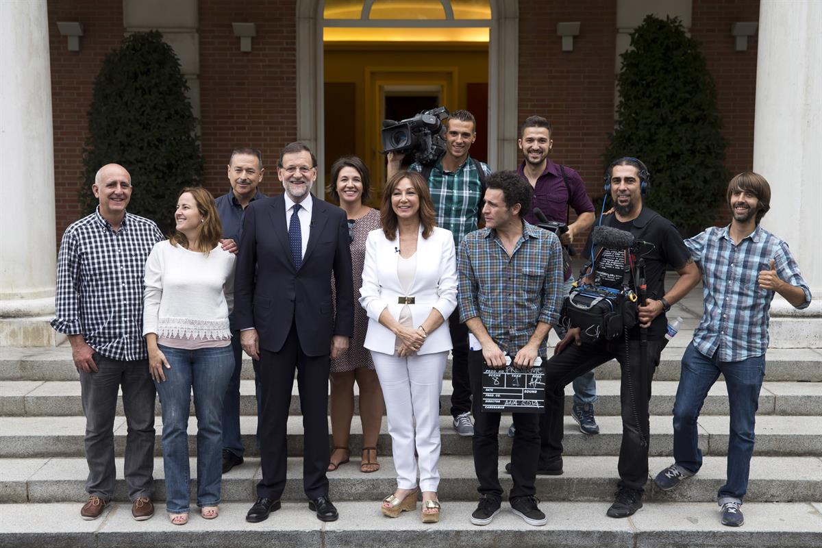 14/09/2015. Mariano Rajoy, en "El programa de Ana Rosa" de Telecinco. El presidente del Gobierno, Mariano Rajoy, posa en las escalinatas del...