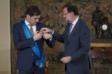 10/11/2015. Rajoy condecora a Iker Casillas. El presidente del Gobierno, Mariano Rajoy, entrega la Gran Cruz de la Orden del Mérito Deportiv...