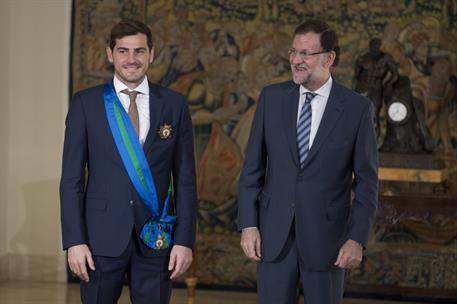 10/11/2015. Rajoy condecora a Iker Casillas. El presidente del Gobierno, Mariano Rajoy, entrega la Gran Cruz de la Orden del Mérito Deportiv...