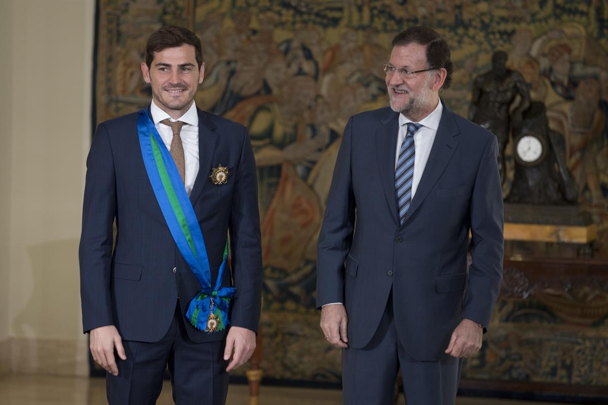 10/11/2015. Rajoy condecora a Iker Casillas. El presidente del Gobierno, Mariano Rajoy, entrega la Gran Cruz de la Orden del Mérito Deportiv...