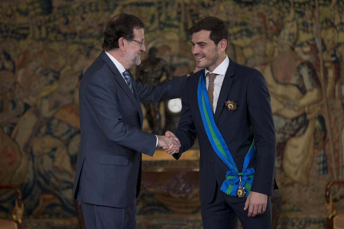 10/11/2015. Rajoy condecora a Iker Casillas. El presidente del Gobierno, Mariano Rajoy, entrega la Gran Cruz de la Orden del Mérito Deportiv...