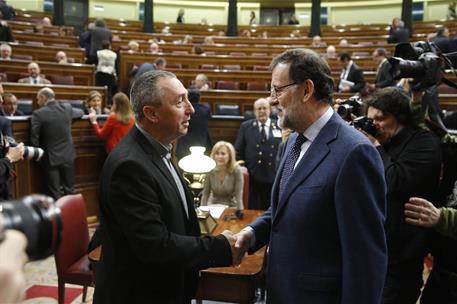 11/03/2015. Rajoy asiste a la sesión de control al Gobierno en el Congreso. El presidente del Gobierno, Mariano Rajoy, saluda al diputado de...