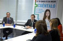 El presidente del Gobierno y el ministro de Sanidad, en la sede del 016 (Foto: Pool Moncloa)