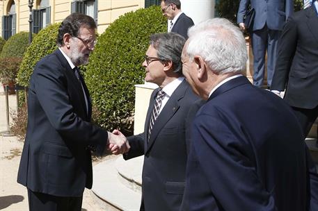 13/04/2015. Rajoy inaugura la Cumbre ministerial UE/Vecindad Sur. El presidente del Gobierno, Mariano Rajoy, saluda al presidente de la Gene...