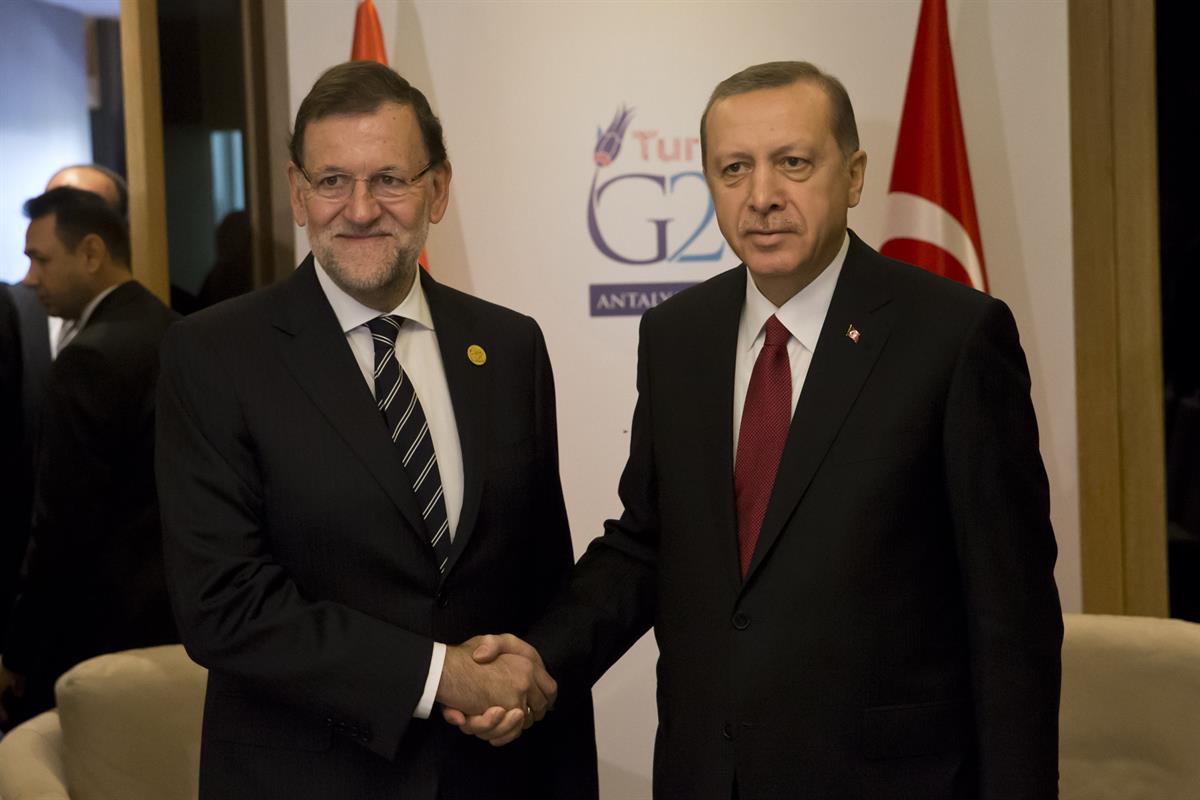 16/11/2015. Rajoy en la Cumbre del G-20 en Turquía. Segunda jornada. El presidente del Gobierno, Mariano Rajoy, saluda al presidente de la R...