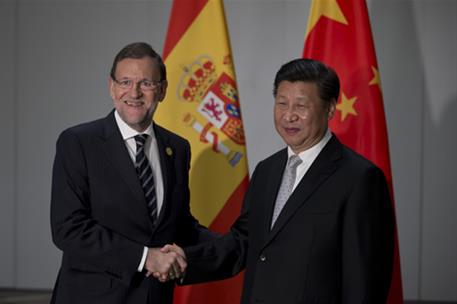 16/11/2015. Rajoy participa en la Cumbre de líderes de G-20. Segunda jornada. El presidente del Gobierno, Mariano Rajoy, saluda al president...