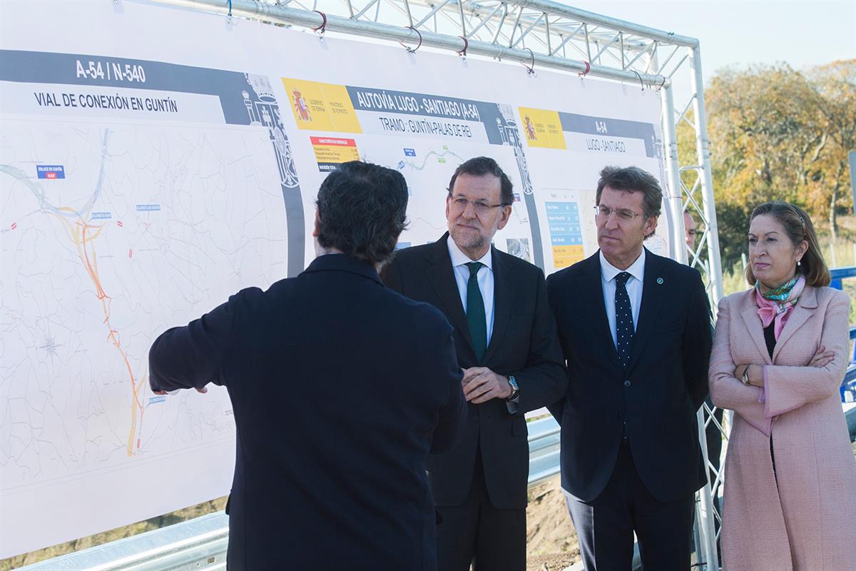 20/10/2015. Rajoy asiste a la puesta en servicio de un tramo de la A-54. El presidente del Gobierno, Mariano Rajoy, junto a la ministra de F...