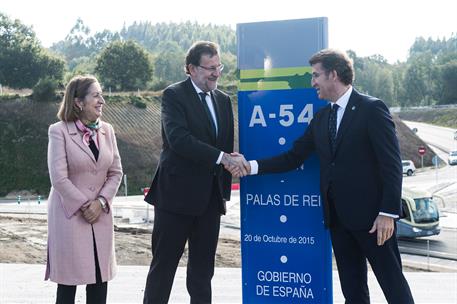 20/10/2015. Rajoy asiste a la puesta en servicio de un tramo de la A-54. El presidente del Gobierno, Mariano Rajoy, junto a la ministra de F...