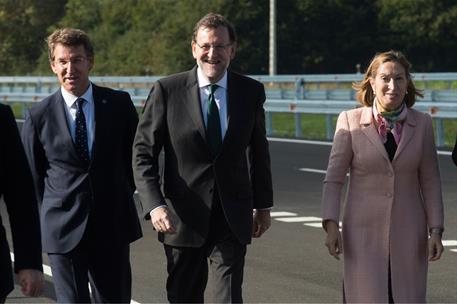 20/10/2015. Rajoy asiste a la puesta en servicio de un tramo de la A-54. El presidente del Gobierno, Mariano Rajoy, junto a la ministra de F...