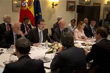 Imágenes de los asistentes a la reunión (Foto: Pool Moncloa)