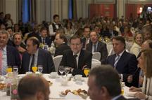Mariano Rajoy junto a los asistentes al acto (Foto: Pool Moncloa)