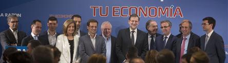 Mariano Rajoy posa junto a los asistentes al acto (Foto: Pool Moncloa)